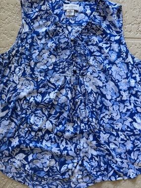 Liz Claiborne Blue and White Floral Ruffled V-Neck Tank